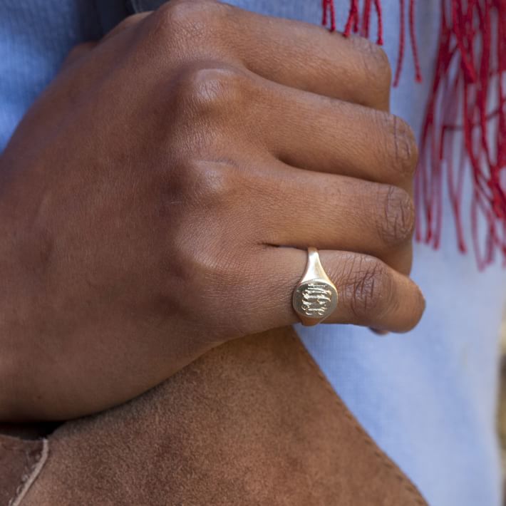 Sarah Chloe Clic Oval Signet Ring Mark And Graham